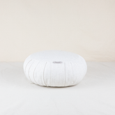 Zafu rond en lin écru, coussin de méditation artisanal garni de kapok, déhoussable et fait main au Maroc – Atelier Cocon
